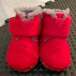 TOMS Tiny Cuna Red Booties